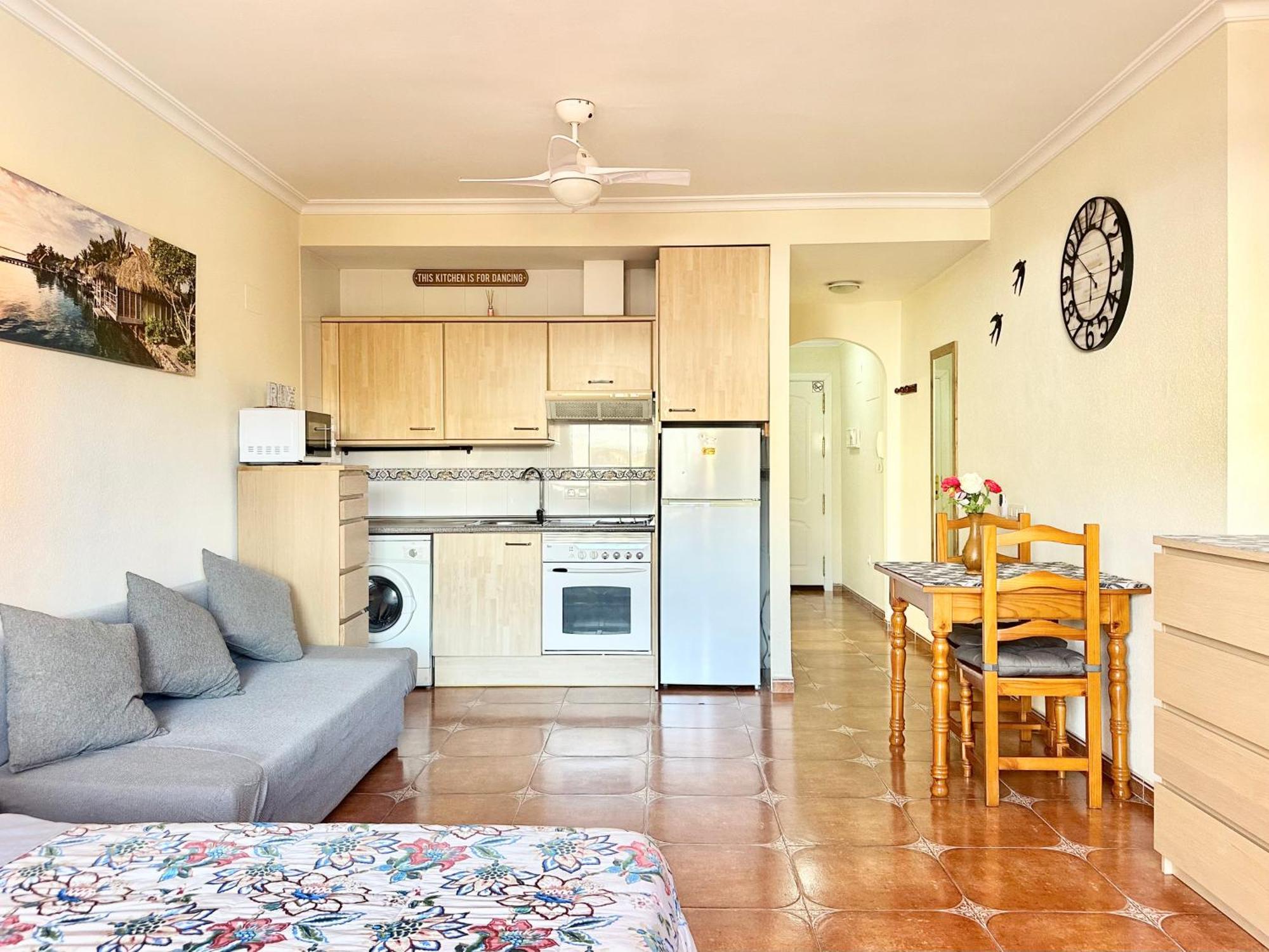 Costa Del Sol Seaside Studio - 5 Mins From Beach فوينخيرولا المظهر الخارجي الصورة