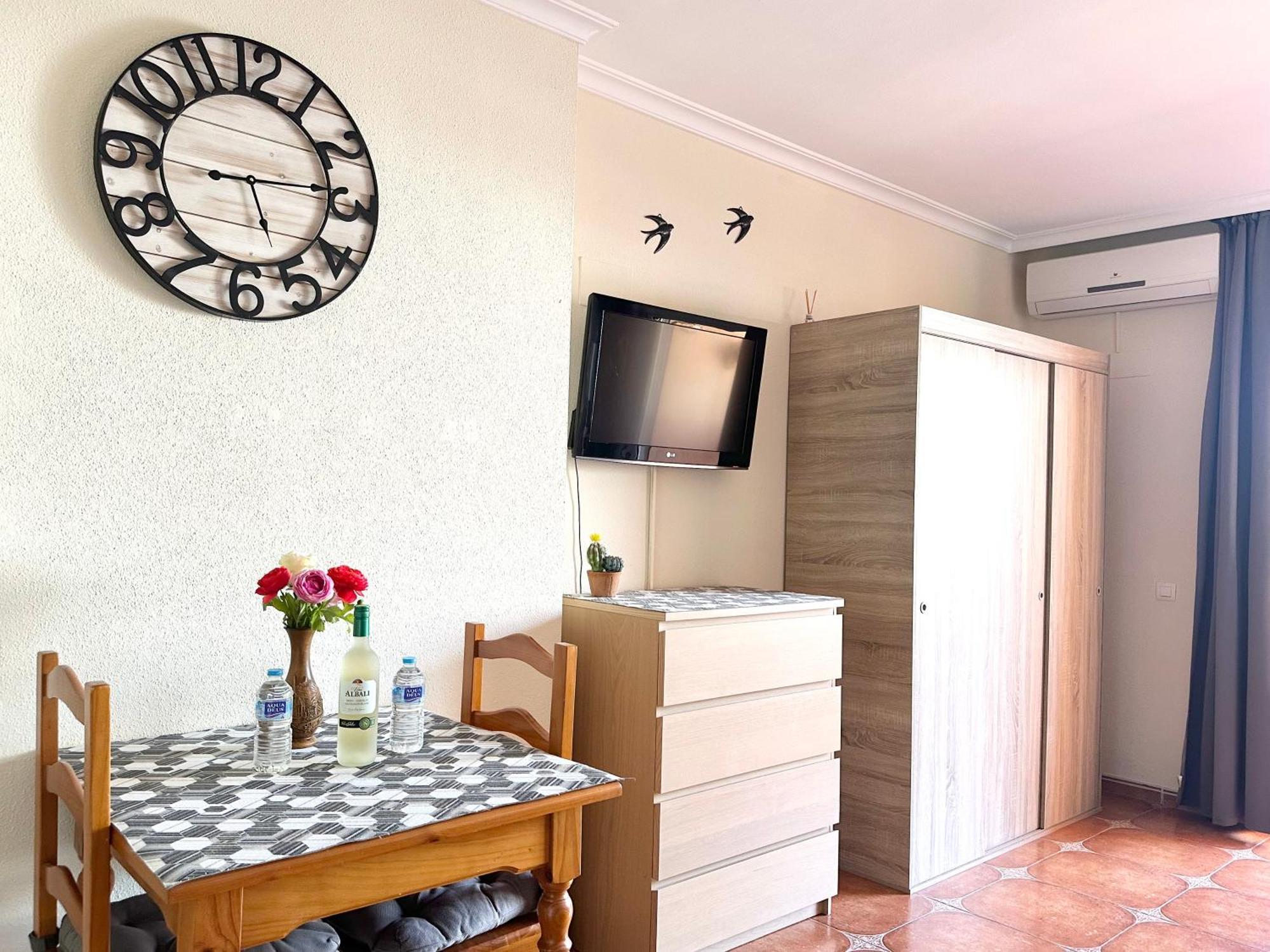 Costa Del Sol Seaside Studio - 5 Mins From Beach فوينخيرولا المظهر الخارجي الصورة